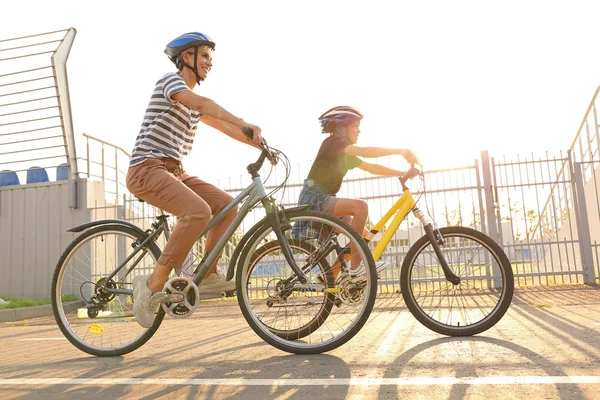 Счастливые мать и сын катаются на велосипедах на открытом воздухе — стоковое фото