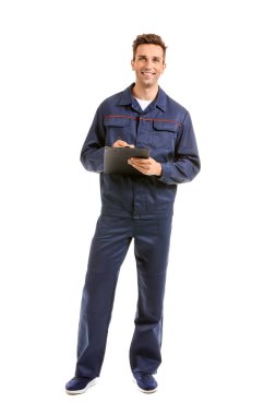 Beyaz arka planda pano ile erkek araba tamircisi