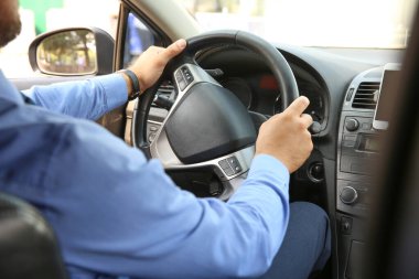 Modern araba kullanan başarılı bir iş adamı.