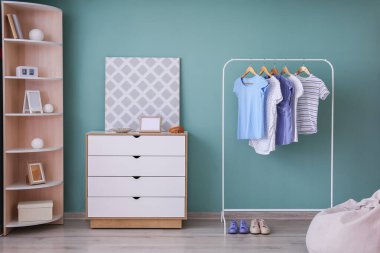 Modern soyunma odasının şık iç mekanı.