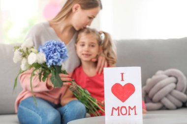 Küçük kız annesi evde tebrik