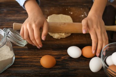 Masaya para döken kadın, yakın plan.