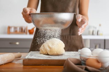 Mutfakta un eleyen kadın