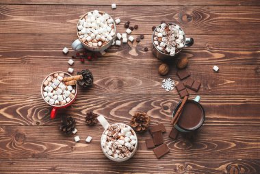 Tahta masa üzerinde lokum olan bir fincan sıcak çikolata.