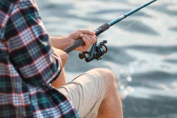 Volwassen man vissen op rivier, close-up — Stockfoto