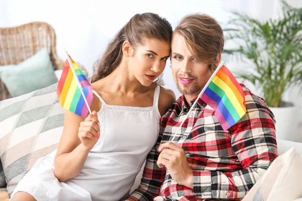 집에서 게이 플래그와 행복 한 트랜스 젠더 커플의 초상화 — 스톡 사진