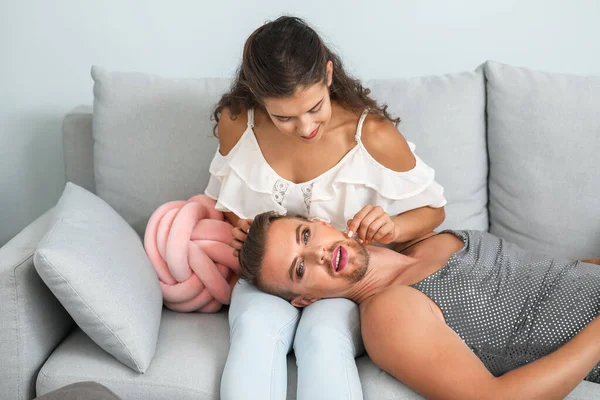 Retrato de feliz pareja transgénero en casa — Foto de Stock