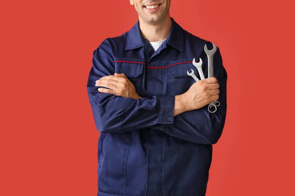 Muž auto mechanik na barevném pozadí — Stock fotografie