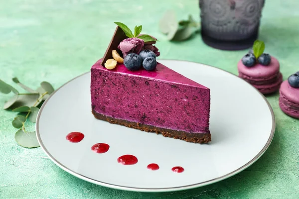 Plate with blueberry cake on table — Stock Photo, Image