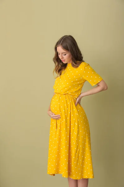 Mulher grávida bonita em fundo de cor — Fotografia de Stock