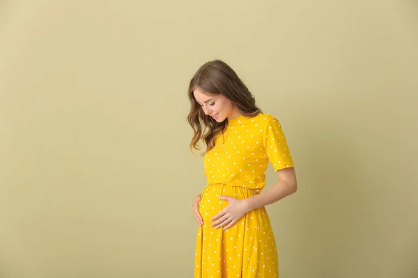 Mulher grávida bonita em fundo de cor — Fotografia de Stock