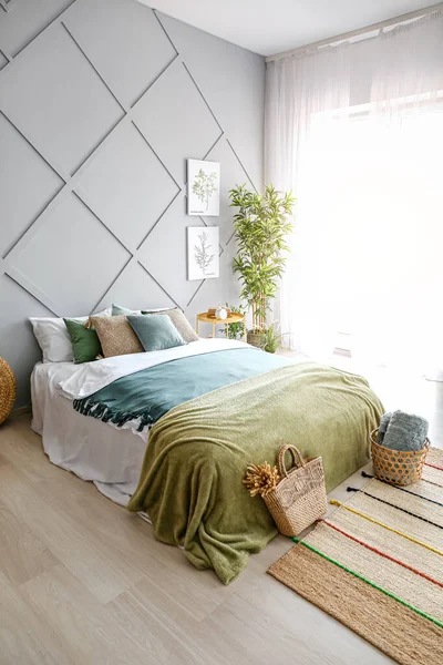 Wnętrze pięknej nowoczesnej sypialni — Zdjęcie stockowe