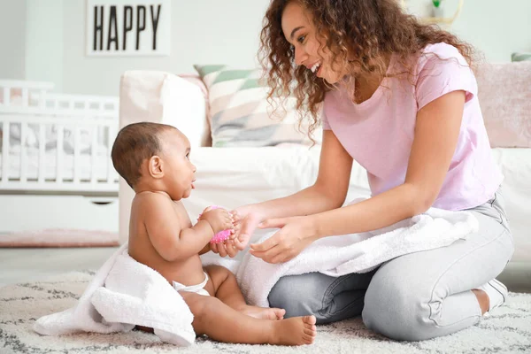 Young African-American mother with cute baby after bathing at home — Stock Photo, Image