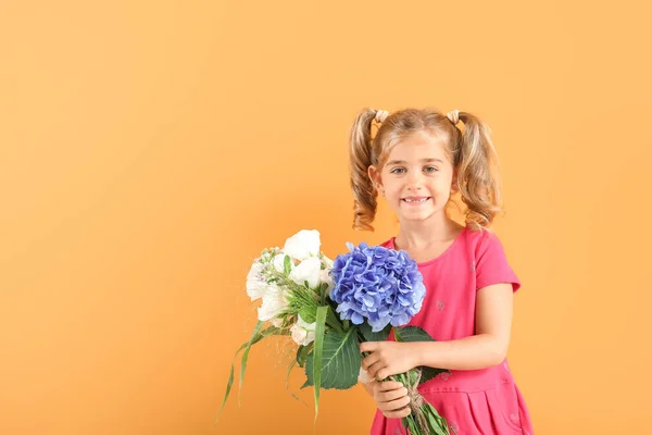 Liten flicka med blommor på färg bakgrund — Stockfoto