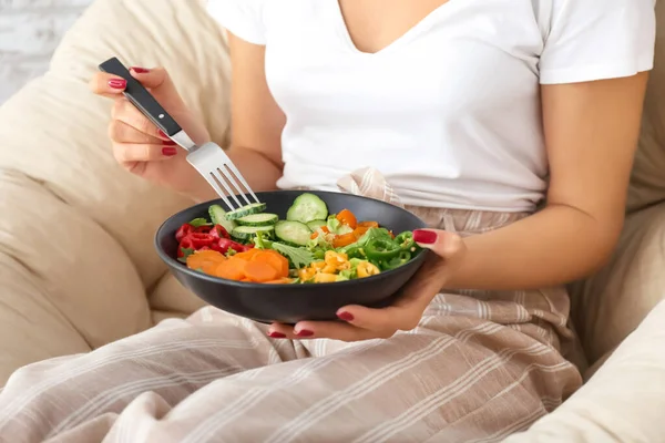 Mulher comendo saborosa salada de legumes, close-up — Fotografia de Stock