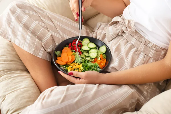 女はおいしい野菜サラダを食べます,クローズアップ — ストック写真