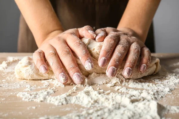 Žena hnětení mouka v kuchyni, detailní záběr — Stock fotografie