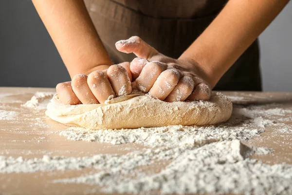 Žena hnětení mouka v kuchyni, detailní záběr — Stock fotografie