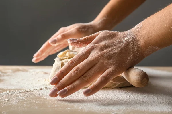 Mujer desplegando la masa en la cocina, primer plano — Foto de Stock