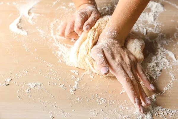 Žena hnětení mouka na stole, detailní záběr — Stock fotografie