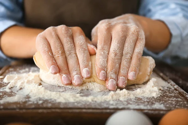 Mujer amasando harina en la cocina, primer plano — Foto de Stock