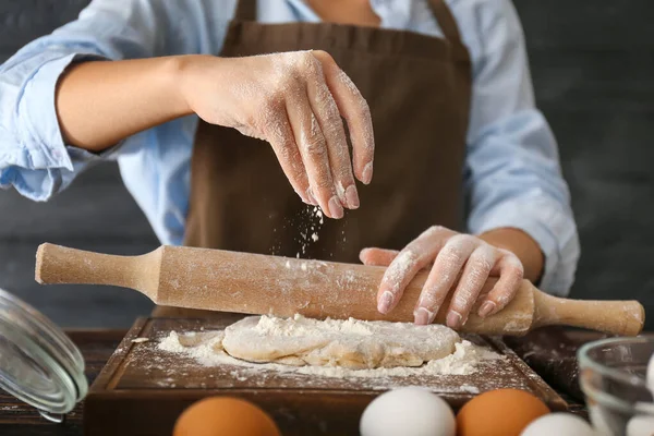 Femme faisant la pâte dans la cuisine — Photo