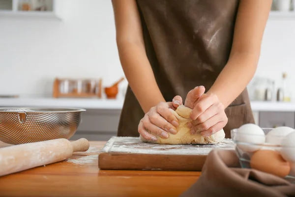 Woman kneading flour in kitchen — Stock Photo, Image