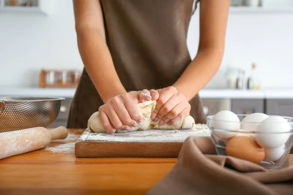 Woman kneading flour in kitchen — Stock Photo, Image