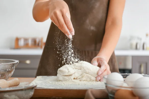 Woman making dough in kitchen — Stock Photo, Image