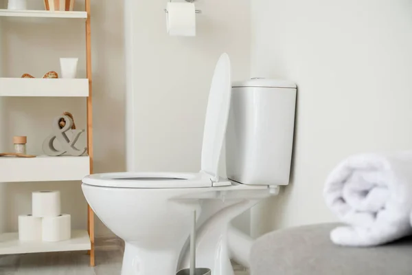 Modern toilet keramik mangkuk di interior kamar kecil — Stok Foto