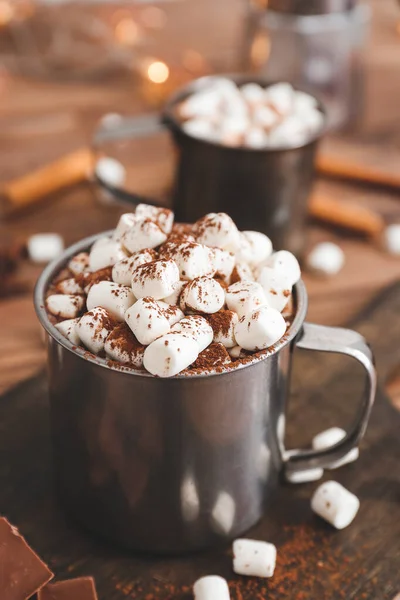 Copa de chocolate caliente con malvaviscos en la mesa — Foto de Stock