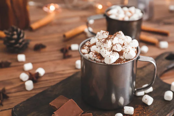 Coupe de chocolat chaud avec guimauves sur la table — Photo