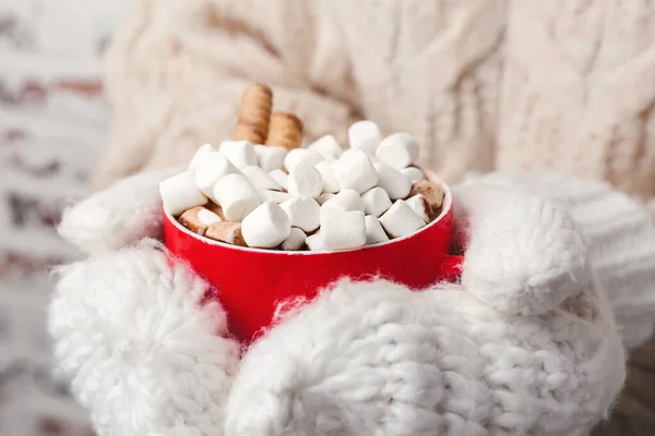 Vrouw met kopje warme chocolademelk en marshmallows, close-up — Stockfoto