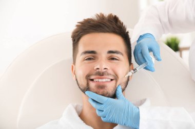 Güzellik salonunda dolgu enjeksiyonu alan yakışıklı adam