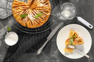 Koyu arkaplanda elmalı turta