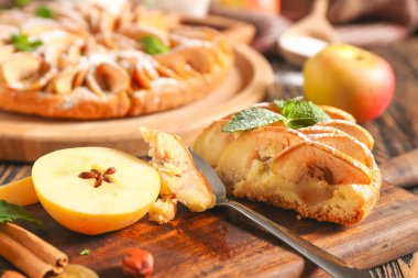 Tahtada elmalı turta, yakın plan.