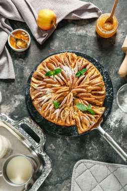 Koyu arkaplanda elmalı turta