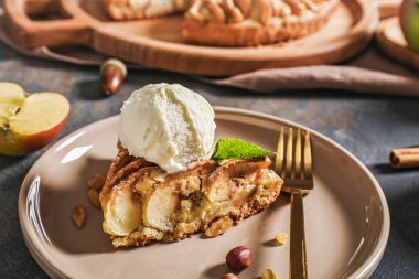 tabakta dondurma ile elmalı turta parçası