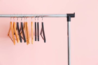 Renk arkaplanında elbise askısı olan dizin