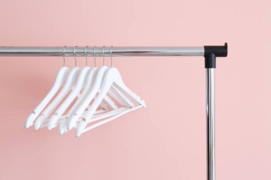 Renk arkaplanında elbise askısı olan dizin