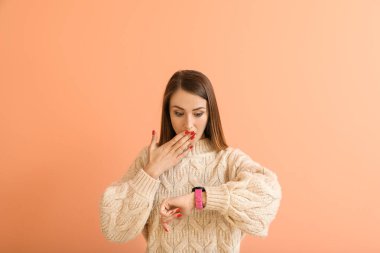 Renkli arka planı olan stresli genç bir kadın.