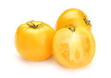 Beyaz arkaplanda taze domatesler