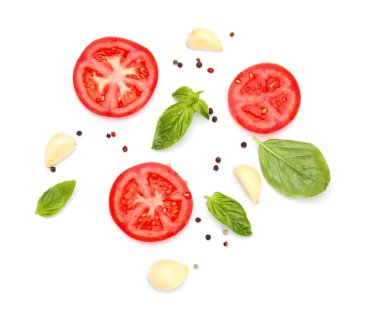 Beyaz arka planda taze domates ve baharatlar.