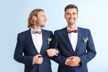 Düğün günündeki mutlu eşcinsel çiftin portresi