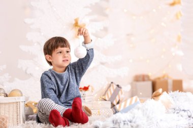 Evinde Noel balosu olan sevimli küçük bir çocuk.