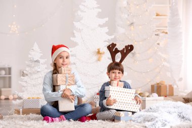 Evde Noel hediyeleri ile Sevimli küçük çocuklar