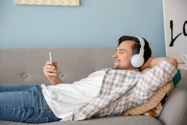 Yakışıklı adam evde müzik