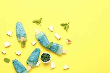 Renkli arkaplanda lezzetli spirulina dondurması ve hindistan cevizi
