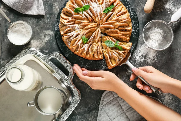 Female hands with sweet apple pie on dark background — Stock Photo, Image