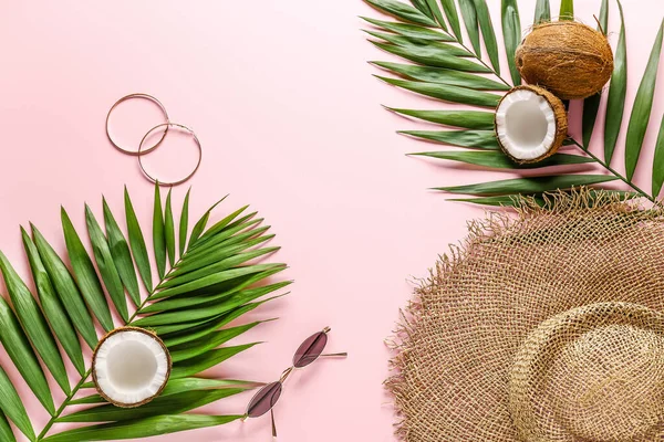 Composición de verano con coco, sombrero y gafas de sol sobre fondo de color —  Fotos de Stock
